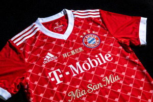 拜仁慕尼黑足球队红色主场球衣特写