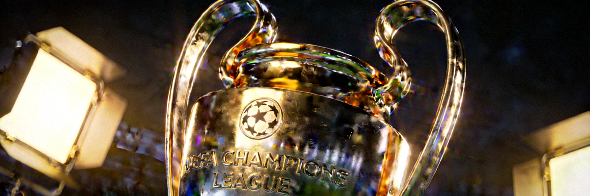 欧冠奖杯在灯光下闪耀的特写照片